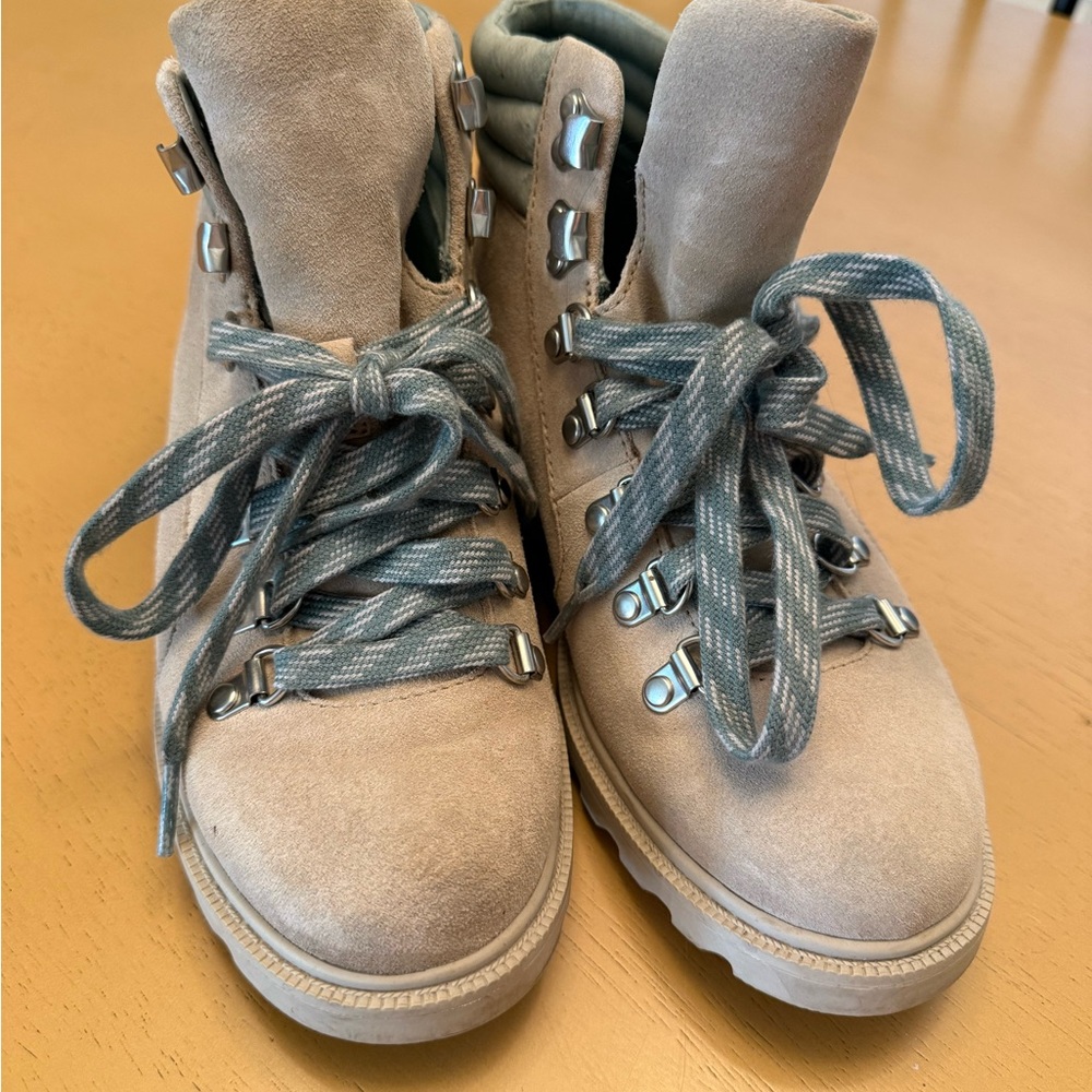 Sorel Olive and Beige Lace-Up Boots